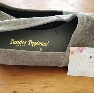 Tender Tootsies suede flat shoes